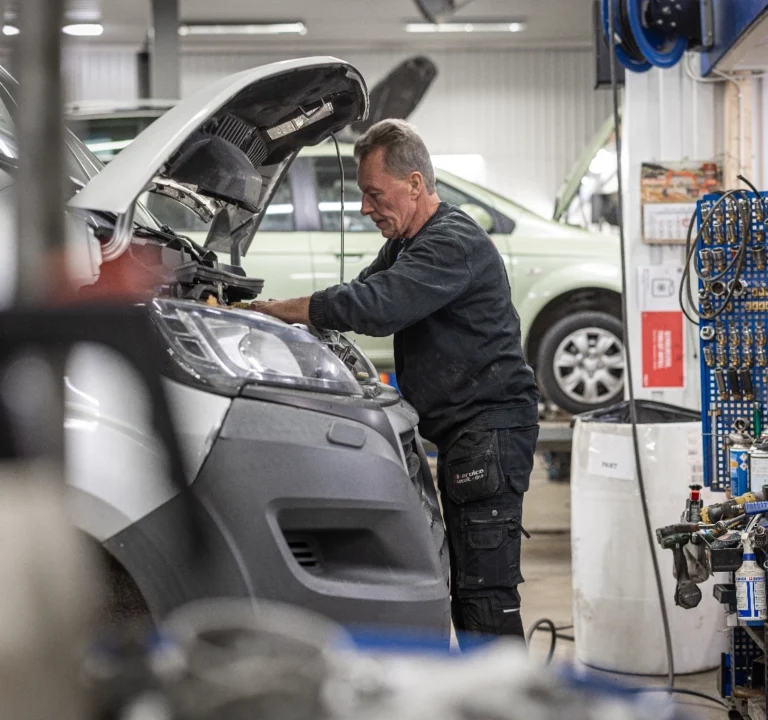 En husbil som genomgår service och reparation av bildelen på en verkstad i Gävle.