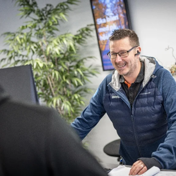 Mats Käller hjälper kund med servicerådgivning i Gävle