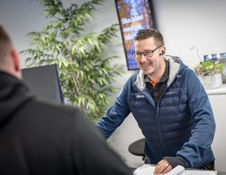 Mats Käller hjälper kund med servicerådgivning i Gävle